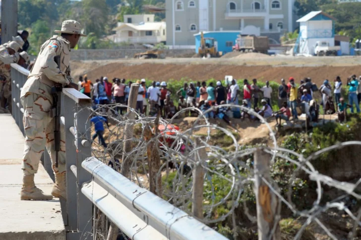 Entre octubre de 2024 y agosto de 2026, en Dajabón fueron sometidas a la justicia 19 personas por tráfico de migrantes, uso de documentos falsos y agresiones físicas; en uno de los casos, un migrante irregular estaba en posesión de sustancias ilícitas.  