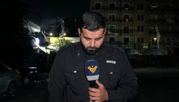 Momento en que periodista y camarógrafo resultan heridos por una explosión durante transmisión en vivo en Líbano