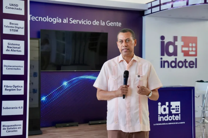 Presidente del Indotel recorre varios estands e invita a la ciudadanía