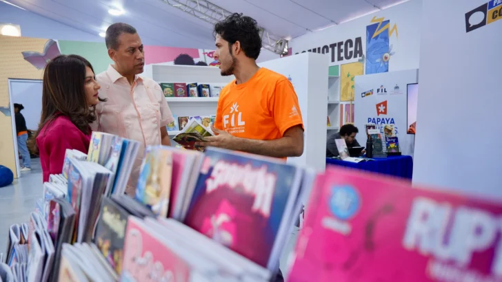 Presidente del Indotel recorre varios estands e invita a la ciudadanía