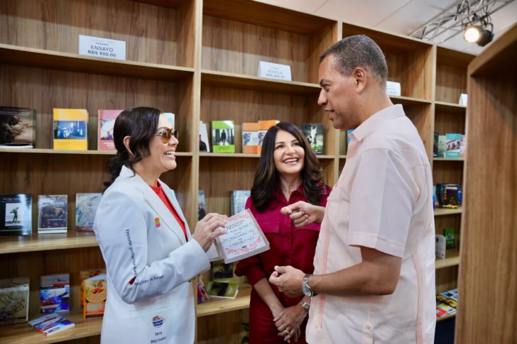 Presidente del Indotel recorre varios estands e invita a la ciudadanía