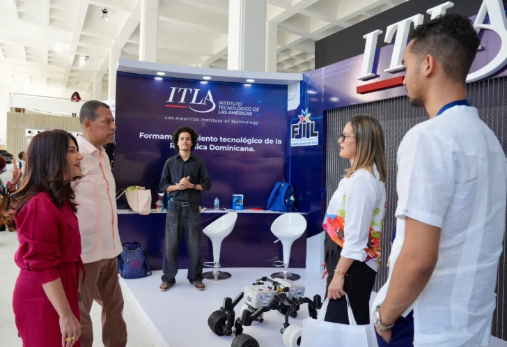 Presidente del Indotel recorre varios estands e invita a la ciudadanía