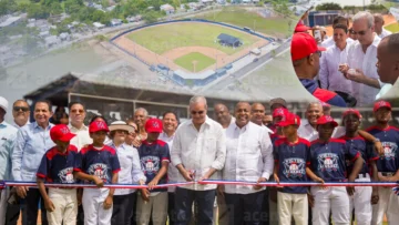 Abinader inaugura campo de béisbol Nelson Mateo en Pizarrete tras 26 años de espera