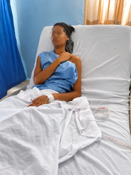 Thiara quiso terminar una relación marcada por el maltrato y ahora lucha por sobrevivir en una cama de hospital 