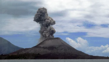 Volcán Anak Krakatau registra nuevas erupciones y mantiene en alerta a Indonesia