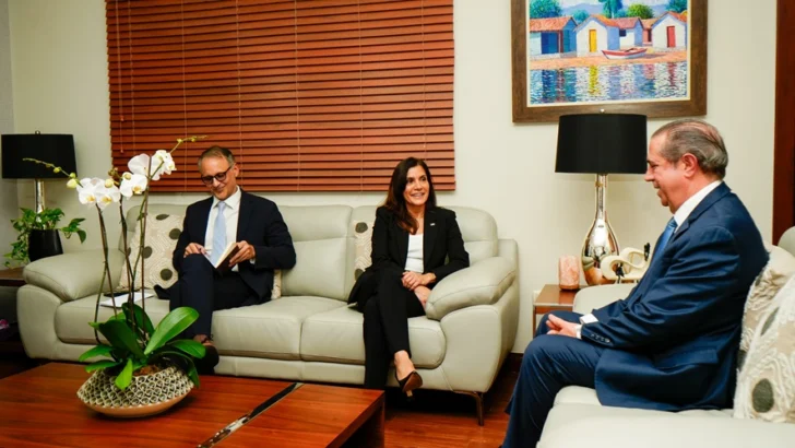 Precandidato peledeísta recibe a la embajadora de EEUU