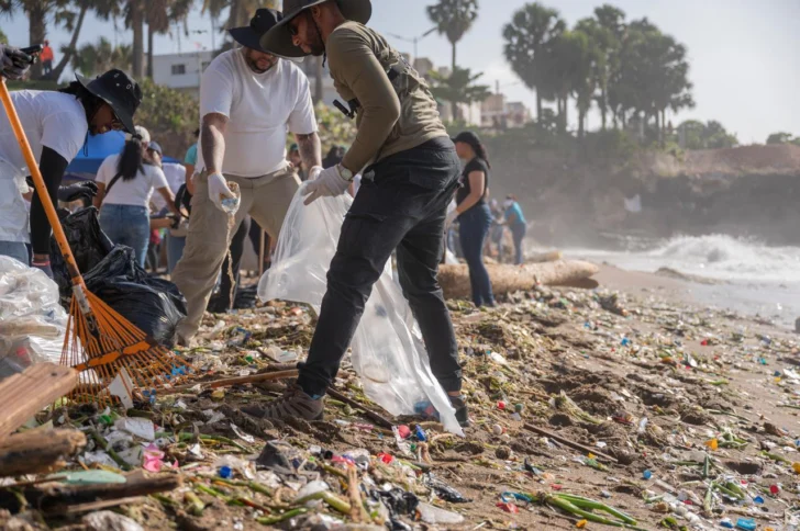 Jornada de limpieza retira 155.5 toneladas de residuos de playas y riberas de ríos