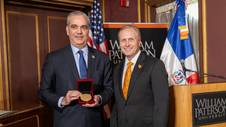 William Paterson University entrega a Abinader su Medalla Presidencial durante visita a Nueva Jersey