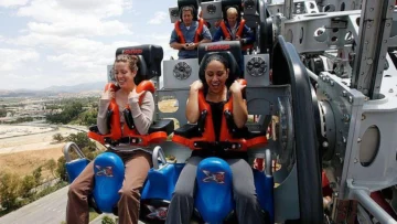 El parque de atracciones Six Flags en California clausura la montaña rusa X2 tras cientos de denuncias de lesiones cerebrales
