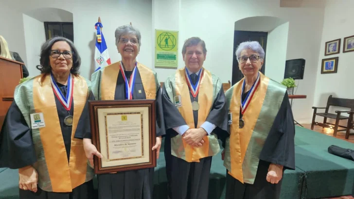 Maestra María Filomena González Canalda ingresa como miembro de número de la Academia de Ciencias