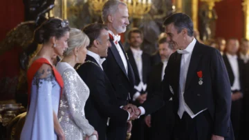Macron aboga en su visita a España por una Europa más fuerte ante el auge del extremismo