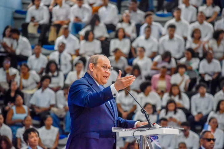 MESCyT inicia entrega de 10,000 becas a estudiantes de distintas provincias