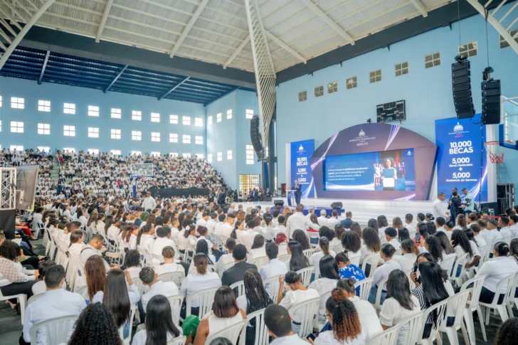 MESCyT inicia entrega de 10,000 becas a estudiantes de distintas provincias