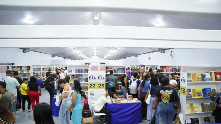 Miles de personas abarrotan la Plaza de la Cultura en primer día de la FILSD 2026