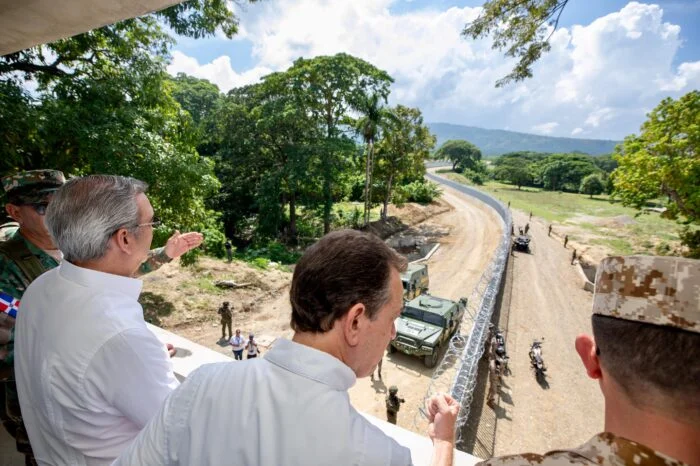  La obra también se relaciona con la relevancia económica y comercial de Jimaní, donde opera uno de los principales mercados binacionales y uno de los pasos fronterizos de mayor flujo de transporte pesado.