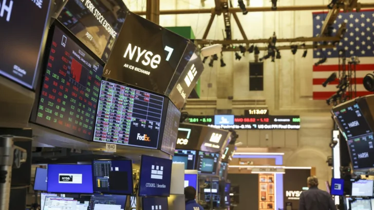 Wall Street cierra en rojo, con el foco puesto en la Fed, la subida del crudo y los bonos