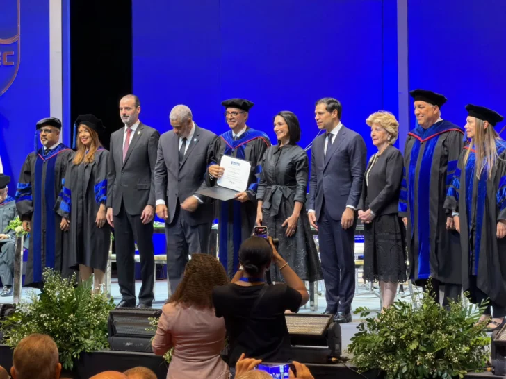 José Mármol recibe Doctorado Honoris Causa de UNAPEC y alerta sobre riesgos de delegar el pensamiento a la IA