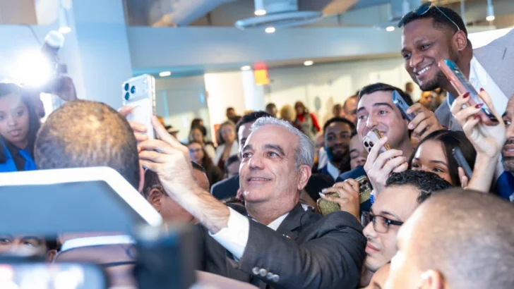 Abinader anuncia 300 becas para jóvenes dominicanos en Nueva York y propone fortalecer vínculos con RD Abinader anuncia 300 becas para jóvenes dominicanos en Nueva York y propone fortalecer vínculos con RD