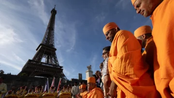 Abren una investigación después de que el personal femenino de la Torre Eiffel fuera sustituido por hombres durante una visita religiosa