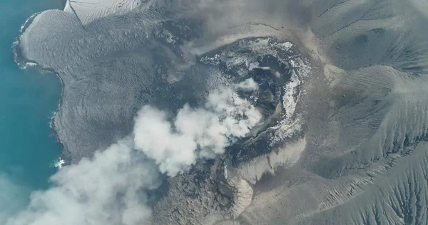 Volcán Anak Krakatau registra nuevas erupciones y mantiene en alerta a Indonesia