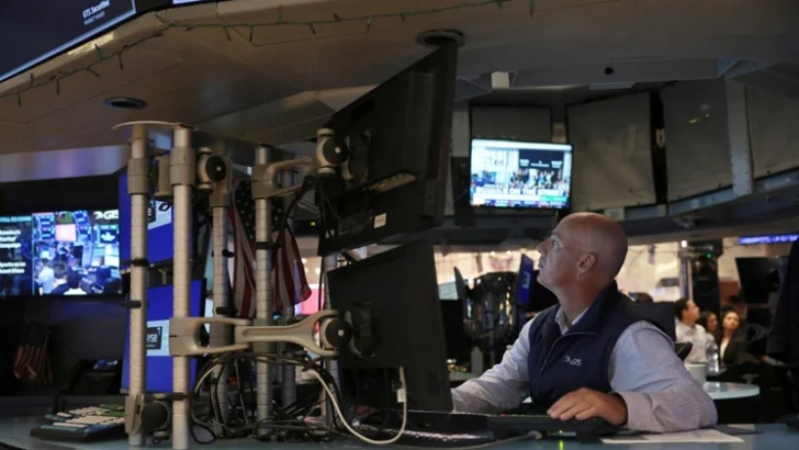 Wall Street cierra en rojo, arrastrado por el temor a la IA y la subida del petróleo