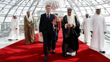 Lejos de las críticas que le llueven en Francia, Macron se embarca en una gira por el golfo Pérsico