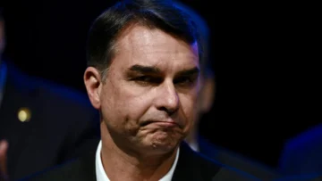 ¿Dónde está Flávio Bolsonaro? Policía cancela sus pasaportes; según Argentina no cruzó la frontera ¿Dónde está Flávio Bolsonaro? Policía cancela sus pasaportes; según Argentina no cruzó la frontera