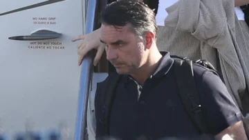 Flávio Bolsonaro dice que salió de Brasil porque es víctima de una 