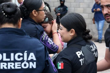 La conmoción por el ataque con machetes y explosivos en una escuela de México en la que murió la subdirectora y por el que acusan a dos hermanos exalumnos La conmoción por el ataque con machetes y explosivos en una escuela de México en la que murió la subdirectora y por el que acusan a dos hermanos exalumnos