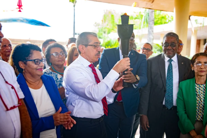 Rector de la UASD recibe antorcha y anuncia celebración de los Juegos Tony Barreiro