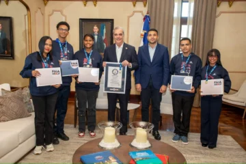 Abinader recibe a jóvenes dominicanos que rompieron récord mundial de lectura