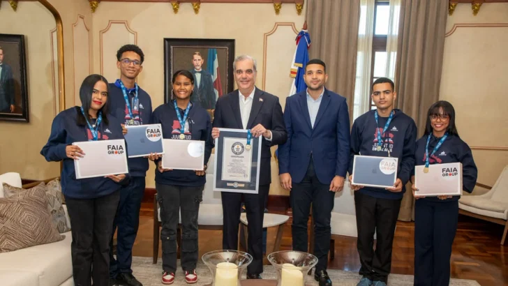 Abinader recibe a jóvenes dominicanos que rompieron récord mundial de lectura