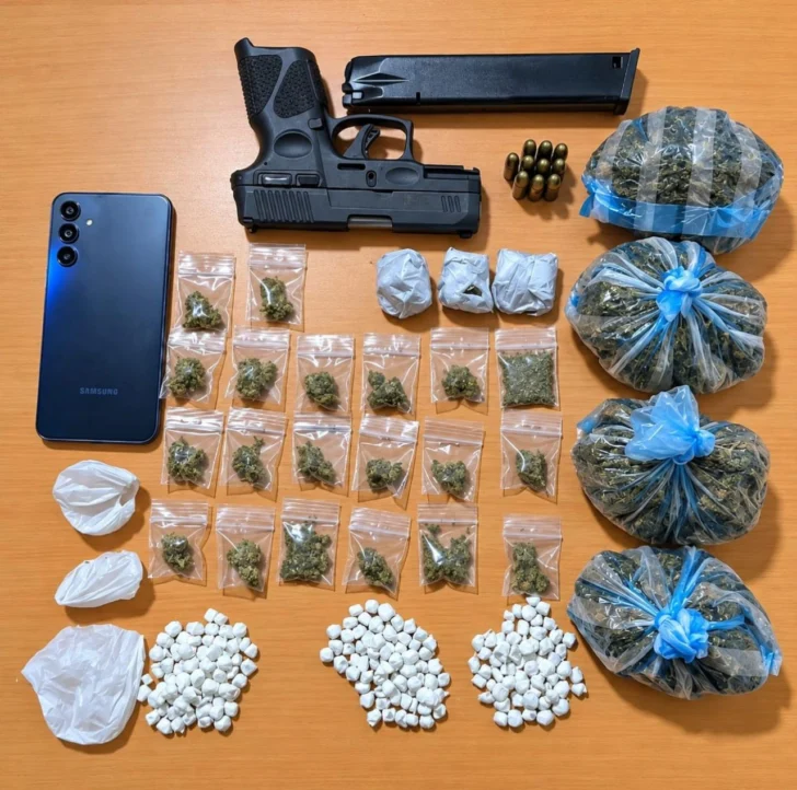 Ocupan más de 600 porciones de presuntas drogas y dos pistolas en Monte Plata