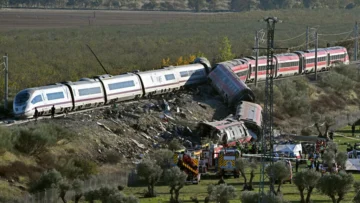 En directo: Los equipos de rescate mantienen la búsqueda entre los vagones más dañados del accidente ferroviario en Urda En directo: Los equipos de rescate mantienen la búsqueda entre los vagones más dañados del accidente ferroviario en Urda