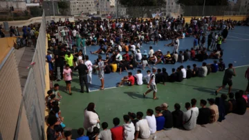Desalojan migrantes de un gran asentamiento en Ceuta antes de la visita de los reyes de España