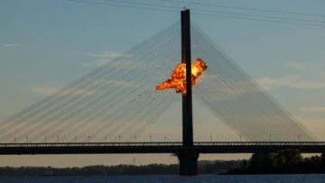 Rusia ataca otro puente importante en la capital de Ucrania