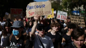 En directo: El Ministerio del Interior francés estima que 250.000 personas se han sumado a las protestas estudiantiles; los organizadores cifran la participación en 450.000.