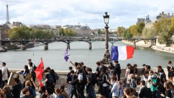 Francia se prepara a un sábado de protestas estudiantiles a las que se sumarán los 'chalecos amarillos' Francia se prepara a un sábado de protestas estudiantiles a las que se sumarán los 'chalecos amarillos'