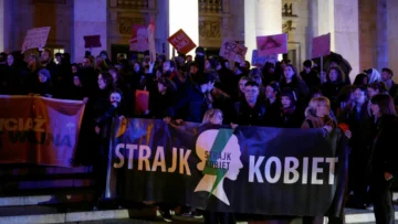 Se agrava la crisis en Polonia: la policía rodea la Corte Constitucional