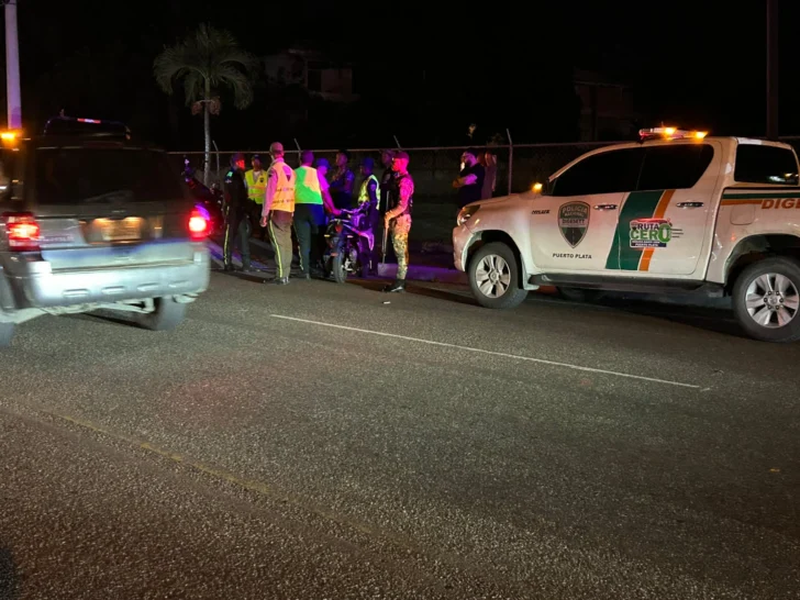Digesett realiza pruebas de alcoholimetría a conductores durante operativo nocturno en Puerto Plata