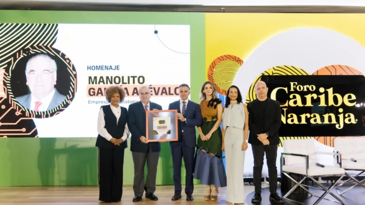 Manuel García Arévalo recibe reconocimiento en el VI Foro Caribe Naranja