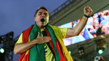 Flávio Bolsonaro borra carta en la que se declaraba presidente electo de Brasil y cambia título por líder Flávio Bolsonaro borra carta en la que se declaraba presidente electo de Brasil y cambia título por líder