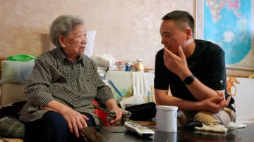 Los hijos temporales que los ancianos contratan en China para combatir la soledad Los hijos temporales que los ancianos contratan en China para combatir la soledad