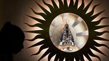 Por qué los católicos votan más a Lula, los evangélicos a Bolsonaro y cómo una polémica por la virgen de Aparecida influye en las elecciones de Brasil Por qué los católicos votan más a Lula, los evangélicos a Bolsonaro y cómo una polémica por la virgen de Aparecida influye en las elecciones de Brasil