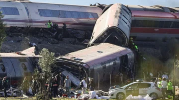 Cuál fue la posible causa del choque de trenes de alta velocidad que deja al menos 68 muertos en España