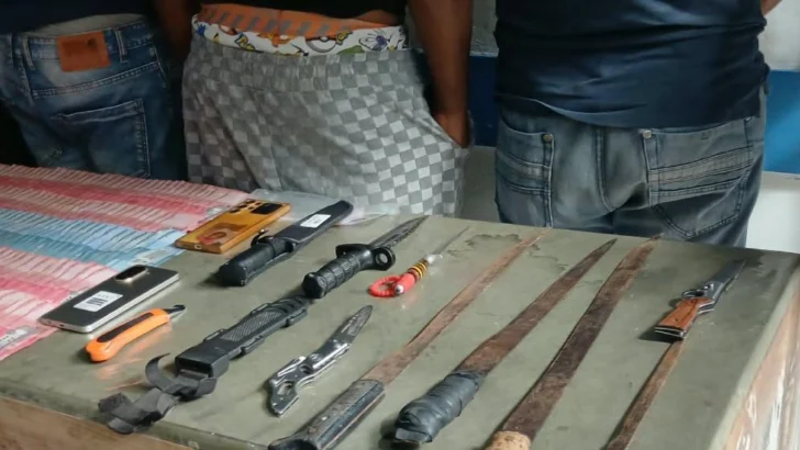 Apresan a ocho personas y ocupan armas y RD$636,000 durante allanamientos en Barahona