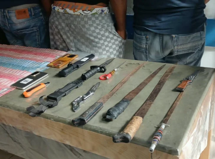 Apresan a ocho personas y ocupan armas y RD$636,000 durante allanamientos en Barahona