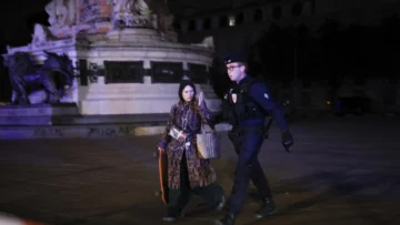 La Policía anuncia un tercer toque de queda nocturno para partes de París La Policía anuncia un tercer toque de queda nocturno para partes de París