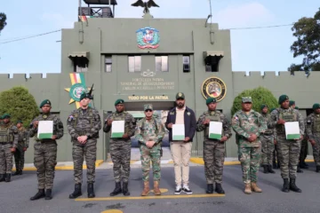 Ejército reconoce a cinco soldados que detuvieron a dos haitianos con más de RD$3 millones en Constanza