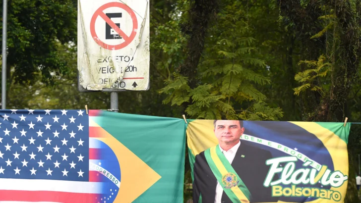 Confusión en las elecciones brasileñas: se prorroga la votación y se pausa el recuento